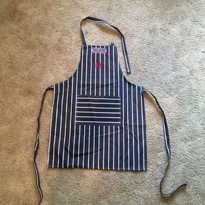 Apron with Mimi’s Cafe logo embroidered on it.